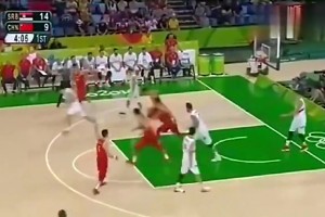 沒想到吧！16年易建聯(lián)在奧運會炸裂扣籃，約基奇在旁站如嘍啰！