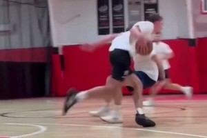 這持球真能練出來吧??弗拉格訓(xùn)練將對(duì)手晃倒在地，順勢(shì)飛身暴扣