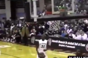 王治郅退役時把易建聯(lián)喊了上來：接下來就靠兄弟你了！