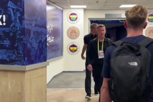 穆里尼奧賽后給一旁的記者拋了媚眼，而范佩西看著有點郁悶??