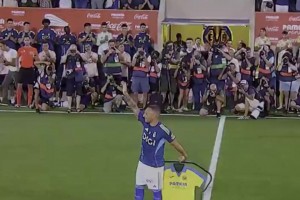 回家！40歲卡索拉在情歌球場接受全體球迷起立鼓掌