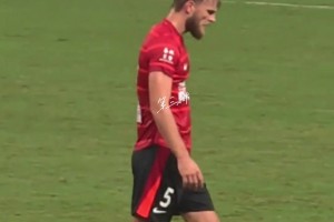 看得出來蓉城球員和海牛球員關(guān)系不錯，開賽前聊得挺熱鬧的