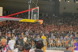 跑動投三分25中21！庫里中國行繞圈投籃引得球迷陣陣驚呼！