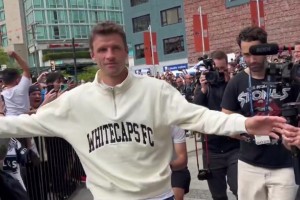 拜仁傳奇迎美職聯(lián)首秀！穆勒抵達(dá)球場球迷熱烈歡迎！