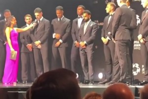 賴斯說我們連續(xù)三年第二時，薩拉赫立刻看向了范迪克??