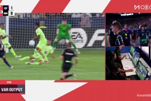 巴薩2球落后！巴爾德手球主裁查看VAR判罰點球！莫拉萊斯主罰命中