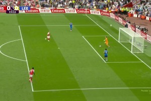 天吶??利茲聯(lián)后衛(wèi)送大禮，約克雷斯直面門將射門變解圍。。