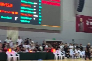 給機(jī)會(huì)不中用??！張文逸絕殺出手走步，杜鋒無(wú)奈摸頭苦笑！