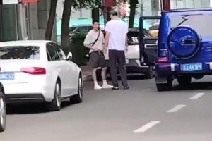 不知是何時(shí)的視頻！球迷拍攝到張鎮(zhèn)麟和趙繼偉依依不舍地?fù)肀? >
                                        </div>
                                    </div>
                                    <div   id=