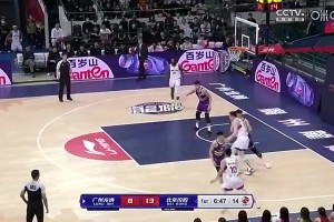 如今廣東球迷大喜！重溫下崔永熙此前名場面：單臂炸裂隔扣鄒雨辰