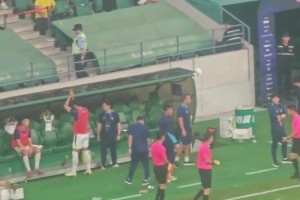 實拍：武漢三鎮(zhèn)替補球員樸志洙怒斥裁判！染黃后朝國安球迷鼓掌