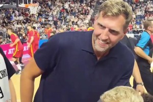 永遠(yuǎn)的諾天王！諾維茨基現(xiàn)身歐錦賽現(xiàn)場(chǎng)為德國男籃加油??