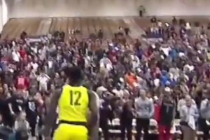 看看錫安高中時期的勁爆扣籃，就算是詹姆斯也未必有這么炸吧！