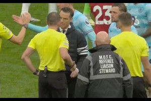 對(duì)判罰非常不滿！伯恩利主教練賽后找裁判理論！