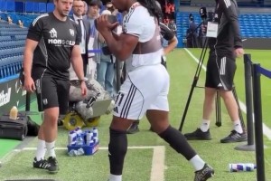 裁判：別以為我沒(méi)記住你??！詼諧一刻：球員穿襠裁判！