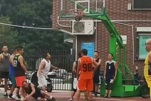 楊毅：姚明會的明顯沒有約基奇&恩比德多，尤其在被范甘迪改造后