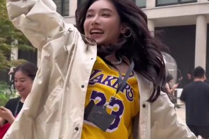 美娜：看看“53歲”女主持人追星成功的一天！