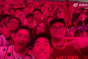 321，咔嚓！崔永熙在詹姆斯成都活動現(xiàn)場與大家熱情合影！