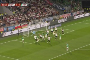 北愛爾蘭扳平！德國(guó)防守漏人，艾薩克-普萊斯后點(diǎn)墊射破門