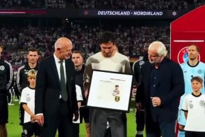 功成身退！賽前為胡梅爾斯在德國(guó)隊(duì)作出的貢獻(xiàn)進(jìn)行表彰！