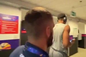 這糟糕的姿勢……名場面：字母哥慘遭意大利主教練強吻！