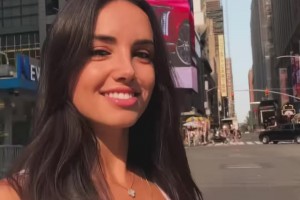 DAZN女主持清涼裝現(xiàn)身美國(guó)街頭，怎么蹦蹦跶跶的??