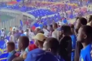 瘋啦！塞內(nèi)加爾慘遭讓二追三，球迷現(xiàn)場(chǎng)拆掉椅子砸進(jìn)場(chǎng)內(nèi)報(bào)復(fù)??