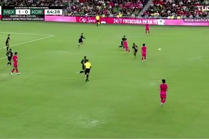 岳父大人！莫德里奇在球場(chǎng)上教女兒顛球，女兒看著比老爹高??