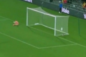 射術(shù)炸裂！澳大利亞妖人一腳40米驚世駭俗的任意球踢中橫梁??