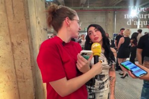 硬傷！亞馬爾女友活動(dòng)穿10cm恨天高，仍比女記者矮一頭