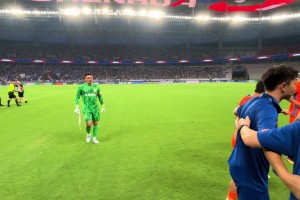 因蘇超走紅的主持姐姐為徐州姑娘發(fā)聲，網(wǎng)友：怎么有山東口音??