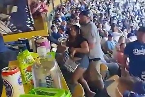 偷偷摸摸！看臺(tái)上女球迷干架，旁邊男子竟然偷襲下女球迷??