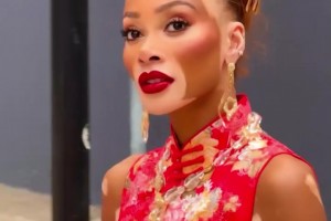 別樣的美！庫(kù)茲馬超模未婚妻來(lái)香港游玩，這身旗袍裝扮如何？??