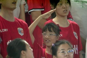 人民有信仰 ！蘇超比賽奏國歌時(shí)，一名小女孩行少先隊(duì)隊(duì)禮