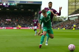 假摔真假??！科爾克茲禁區(qū)內(nèi)倒地，裁判果斷吹罰假摔黃牌警告