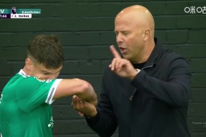 38分鐘就被換下！斯洛特在場邊向科爾克茲解釋