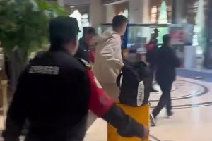 保安過于敬業(yè)，楊鳴無奈了：不用這么攔，這沒人！