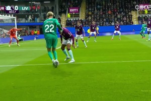 有點(diǎn)想法！?；倏说拙€外腳背似傳似射稍稍偏出