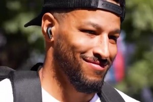 這穿搭也太吸睛了吧？張曼源此前突襲野球場跟粉絲偶遇~-