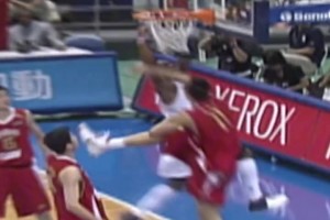 比彈跳沒在怕的！巔峰韋德想隔扣年輕時的阿聯(lián)，也沒那么容易！