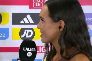 DAZN女主持身材太好，現(xiàn)場接受采訪的球員都不知道該看哪了~