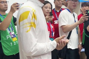 蘇超排面拉滿！前國門區(qū)楚良親臨常州球員休息室，為大家加油鼓勵