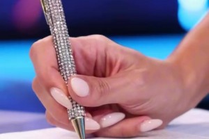 氣質(zhì)出眾！歐冠女主持身著黑色小禮服，這就是歐洲貴婦的感覺嘛！