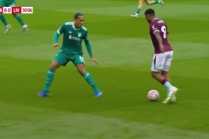 預判太強了！范迪克教你1v1怎么防守？