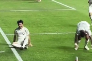 孫興慜戴帽太激動了，直接地上滾了一圈??