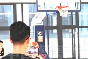 看看這背影，新鮮的大哥！