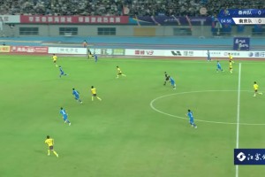 開場5分鐘，泰州隊先拔頭籌，1-0領(lǐng)先南京隊