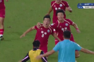 紅牌來(lái)了！宿遷隊(duì)球員楊碩背后鏟球犯規(guī)，兩黃變一紅被罰下