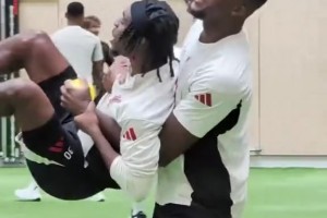 震驚！利物浦隊內(nèi)霸凌，老隊長公然欺負剛來的新人??