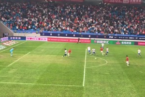 現(xiàn)場(chǎng)實(shí)拍泰山杯絕平，王大雷無(wú)奈舉手不滿防守